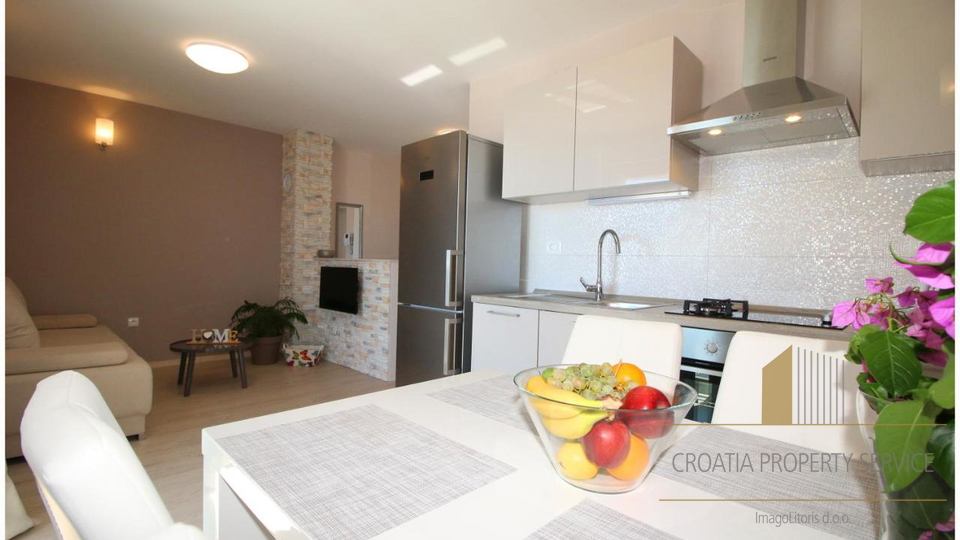 Wunderschöne Apartmentvilla, erste Reihe zum Meer in Rogoznica!