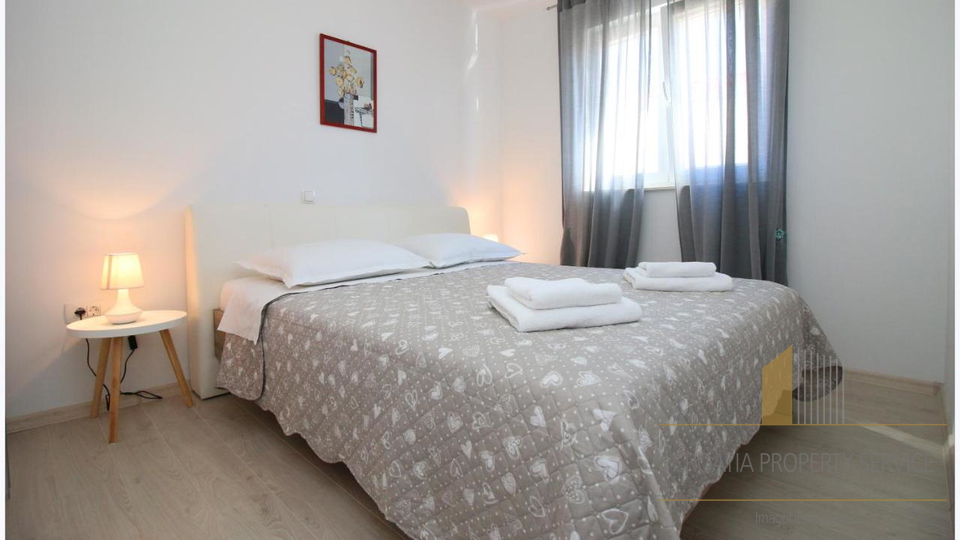 Wunderschöne Apartmentvilla, erste Reihe zum Meer in Rogoznica!