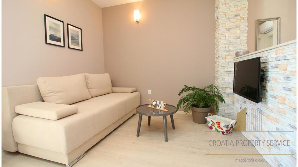 Wunderschöne Apartmentvilla, erste Reihe zum Meer in Rogoznica!