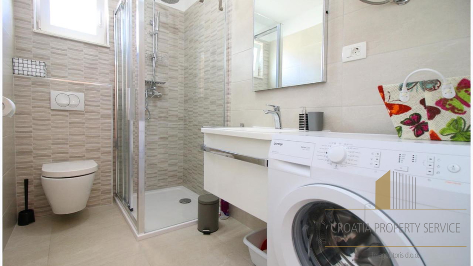 Wunderschöne Apartmentvilla, erste Reihe zum Meer in Rogoznica!