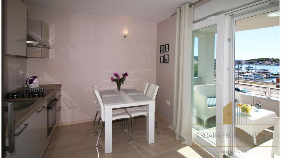 Wunderschöne Apartmentvilla, erste Reihe zum Meer in Rogoznica!