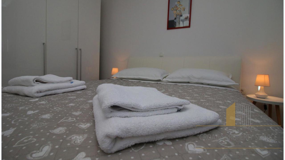 Wunderschöne Apartmentvilla, erste Reihe zum Meer in Rogoznica!