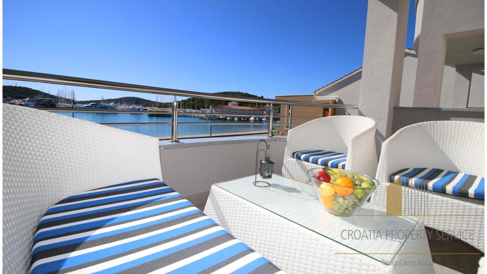 Wunderschöne Apartmentvilla, erste Reihe zum Meer in Rogoznica!
