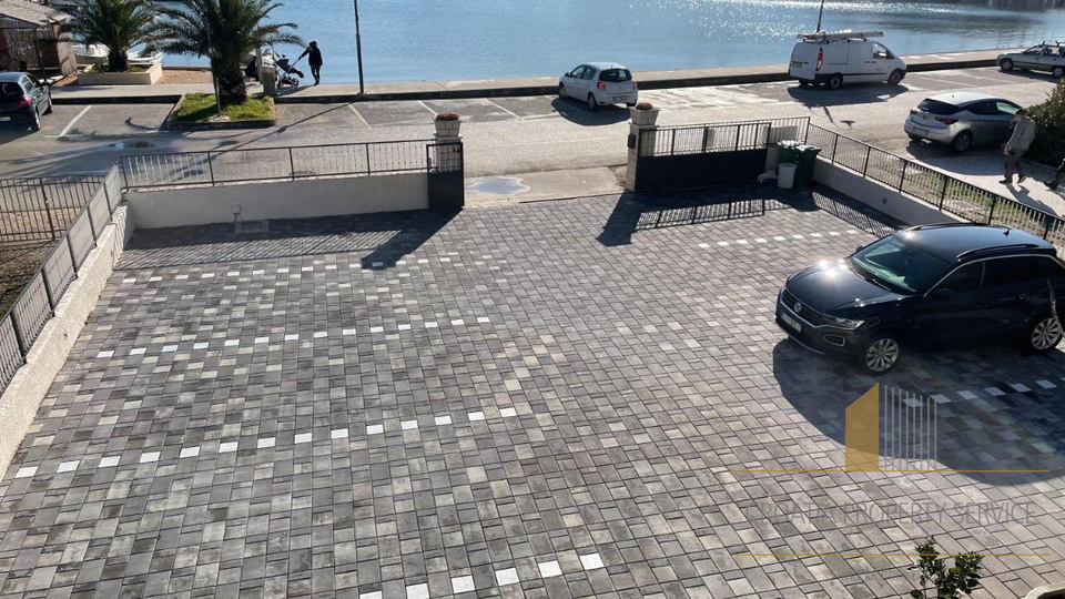 Wunderschöne Apartmentvilla, erste Reihe zum Meer in Rogoznica!