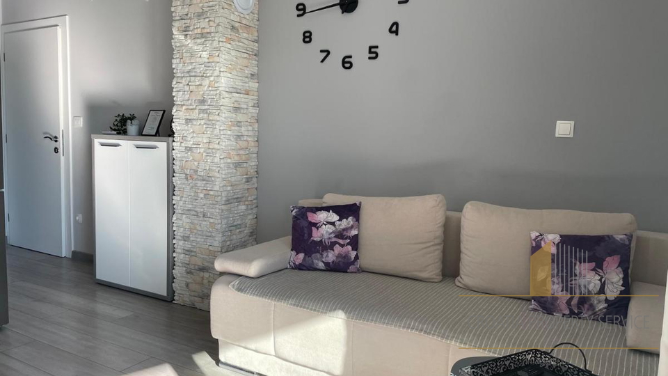 Wunderschöne Apartmentvilla, erste Reihe zum Meer in Rogoznica!
