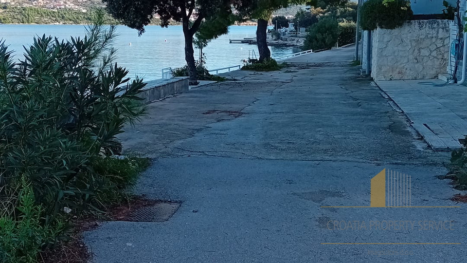 Luxury apartment with a garden in a new building, first row by the beach in the vicinity of Šibenik!