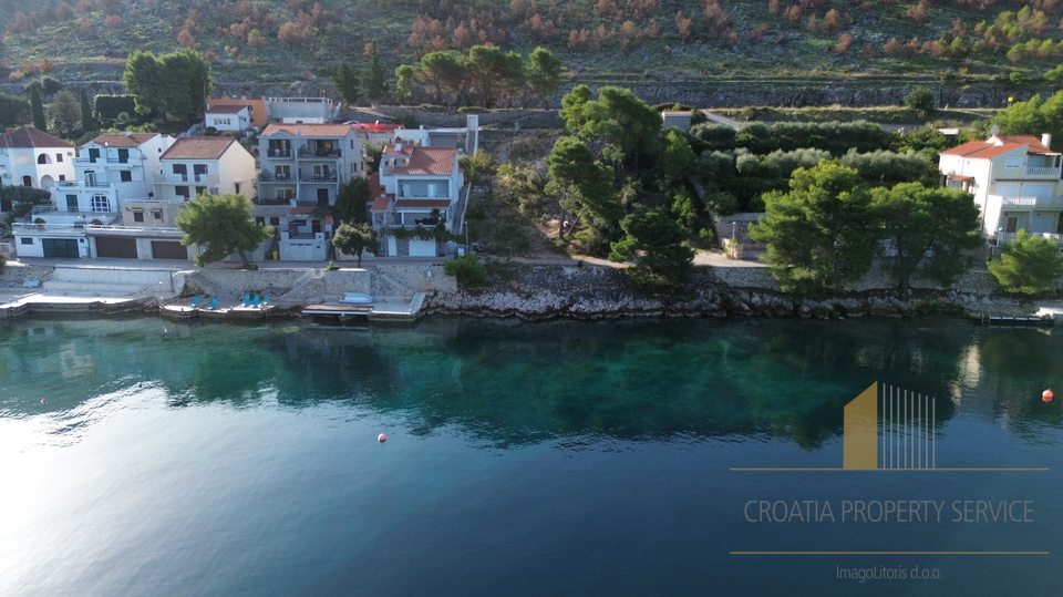 Luxury apartment with a garden in a new building, first row by the beach in the vicinity of Šibenik!