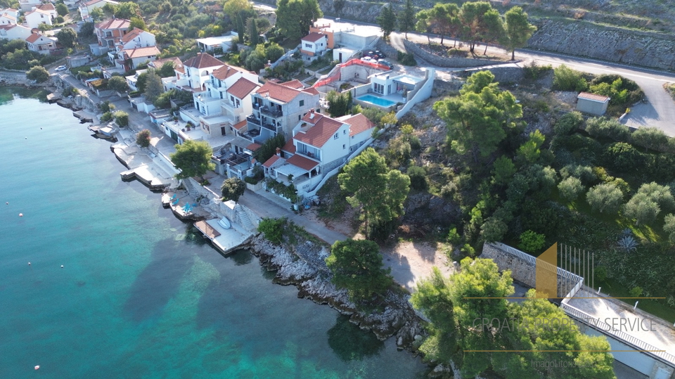 Luxury apartment with a garden in a new building, first row by the beach in the vicinity of Šibenik!
