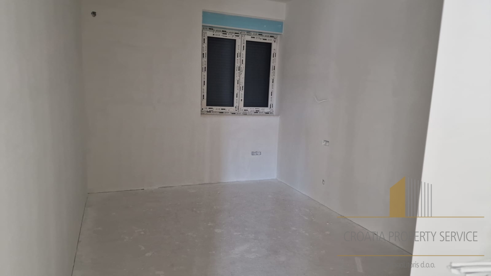 Attraktive Wohnung in einem modernen Neubau, 50 m  zum Meer in der Nähe von Trogir!