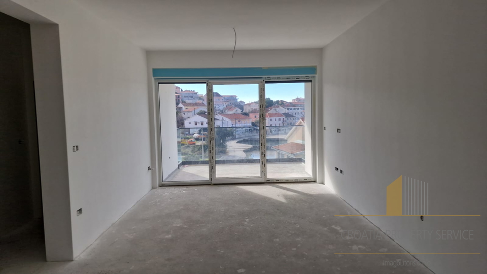 Attraktive Wohnung in einem modernen Neubau, 50 m  zum Meer in der Nähe von Trogir!