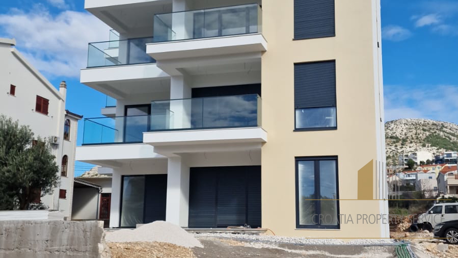 Attractive apartment in a modern new building 50 m from the sea near Trogir!