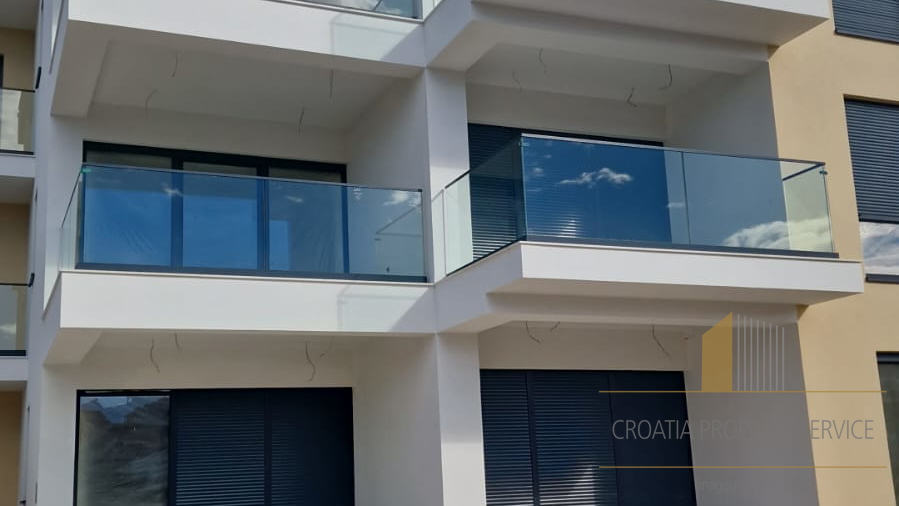 Attraktive Wohnung in einem modernen Neubau, 50 m  zum Meer in der Nähe von Trogir!