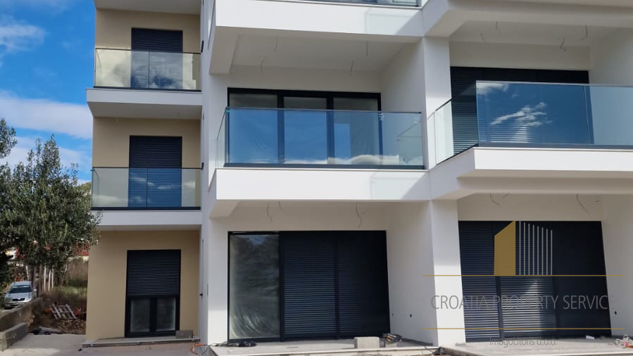 Attractive apartment in a modern new building 50 m from the sea near Trogir!