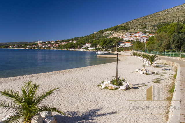 Attractive apartment in a modern new building 50 m from the sea near Trogir!