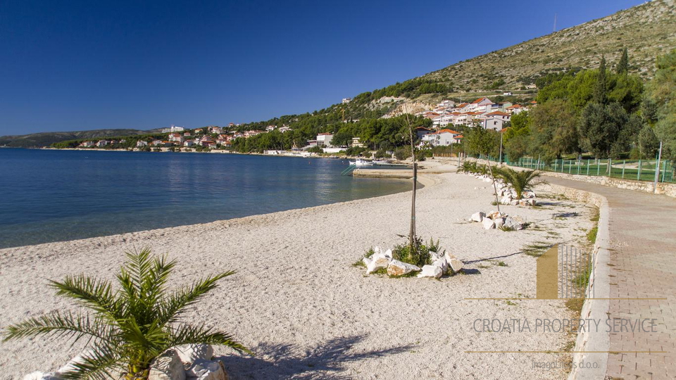 Attractive apartment in a modern new building 50 m from the sea near Trogir!