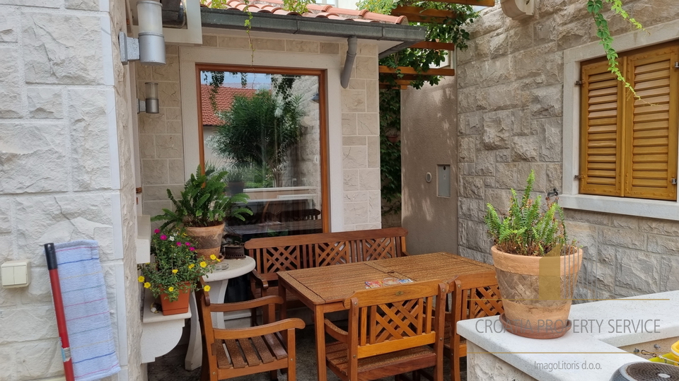 Apartment with a beautiful garden 150 m from the beach on the island of Brač!