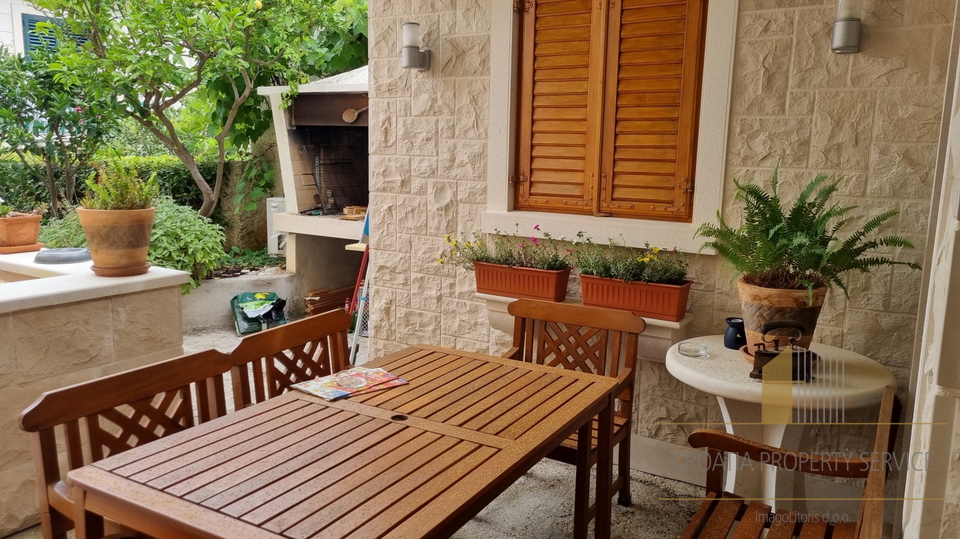 Apartment with a beautiful garden 150 m from the beach on the island of Brač!