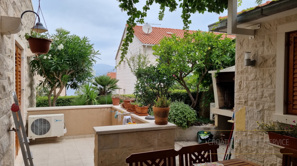 Apartment with a beautiful garden 150 m from the beach on the island of Brač!