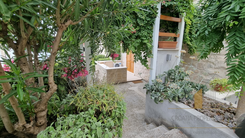 Apartment with a beautiful garden 150 m from the beach on the island of Brač!