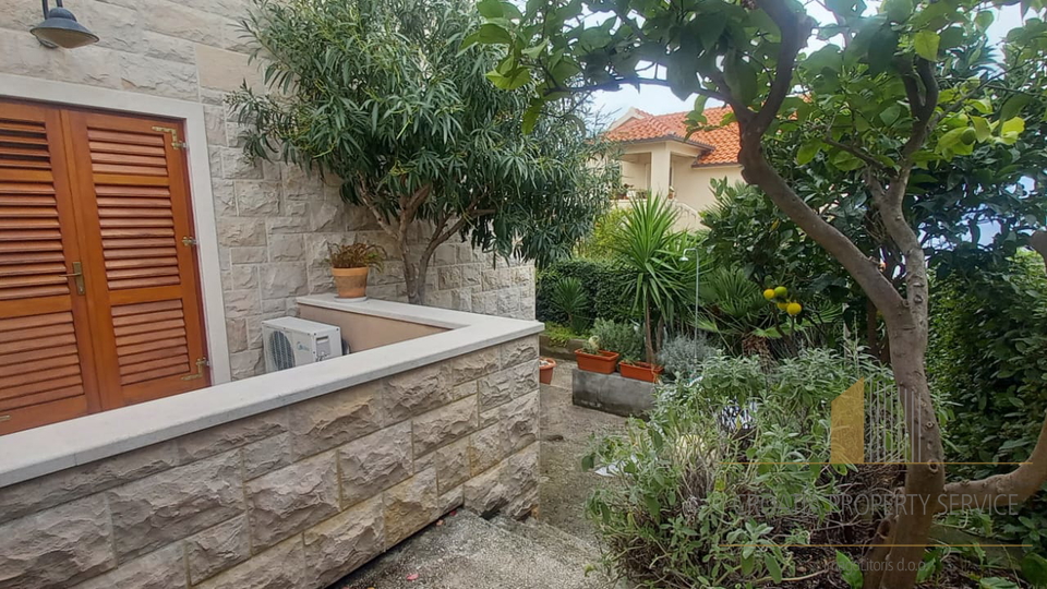 Apartment with a beautiful garden 150 m from the beach on the island of Brač!