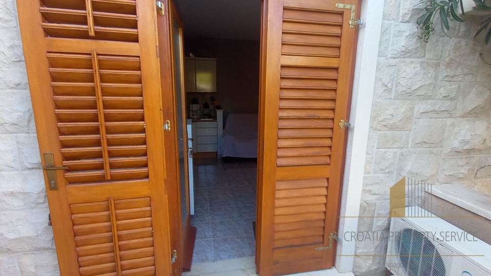 Apartment with a beautiful garden 150 m from the beach on the island of Brač!