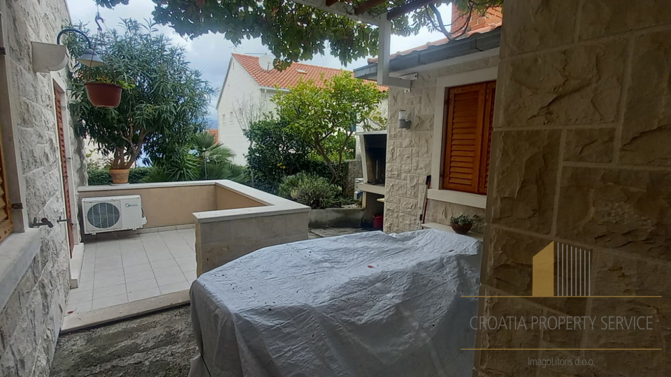 Apartment with a beautiful garden 150 m from the beach on the island of Brač!