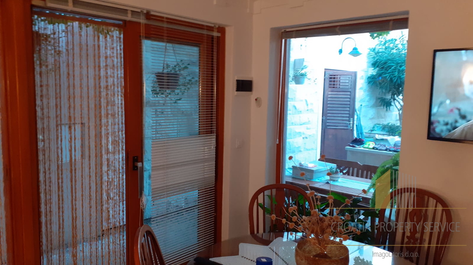 Apartment with a beautiful garden 150 m from the beach on the island of Brač!