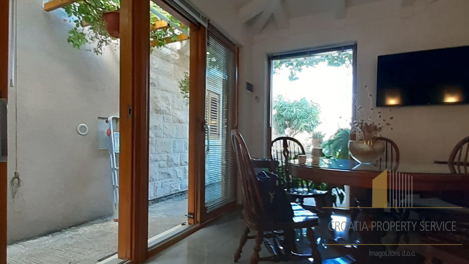 Apartment with a beautiful garden 150 m from the beach on the island of Brač!