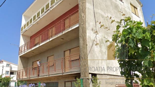 Geräumige Wohnung mit großem Potenzial in Meeresnähe - Trogir!