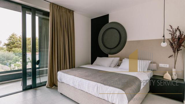 Luksuzna oblikovana vila z bazenom 250 m od plaže - Vodice!
