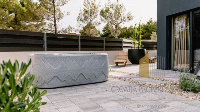 Luksuzna oblikovana vila z bazenom 250 m od plaže - Vodice!