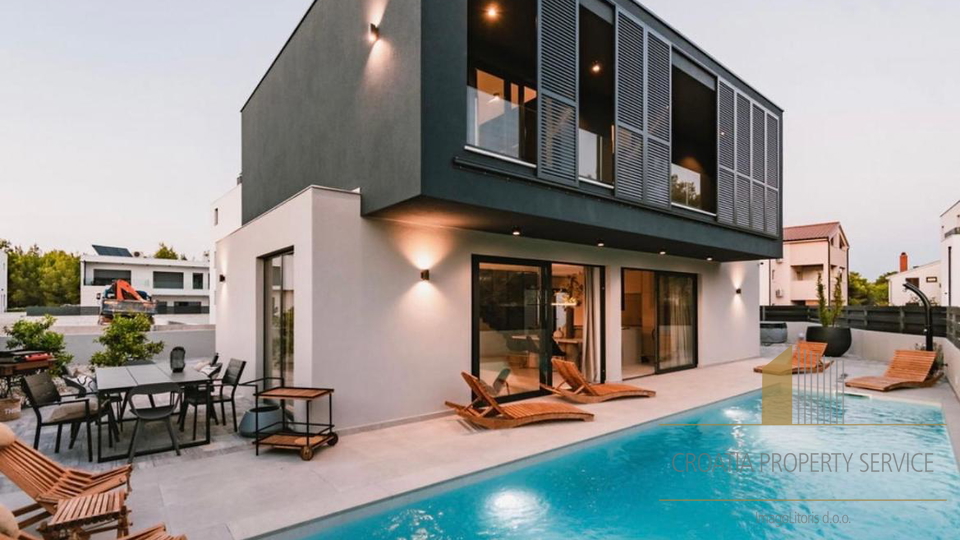 Luksuzna oblikovana vila z bazenom 250 m od plaže - Vodice!