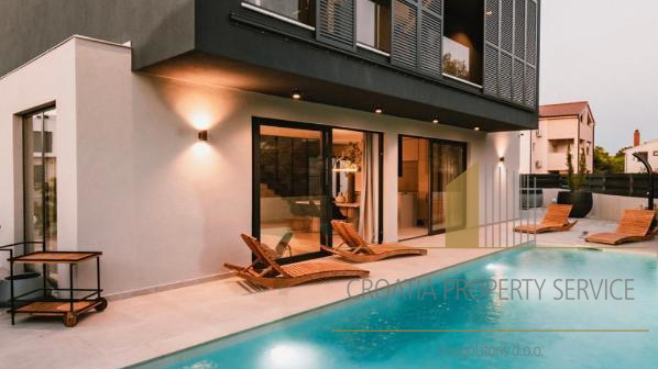 Luksuzna oblikovana vila z bazenom 250 m od plaže - Vodice!