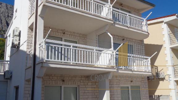 Investimento con vista mare: Casa con appartamenti a Lokva Rogoznica, a 250 m dalla spiaggia!