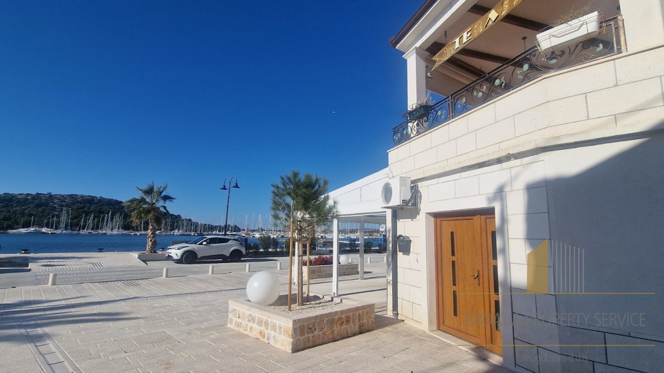 Predivna kamena kuća prvi red uz more – Rogoznica!