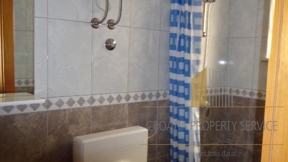 Investimento con vista mare: Casa con appartamenti a Lokva Rogoznica, a 250 m dalla spiaggia!