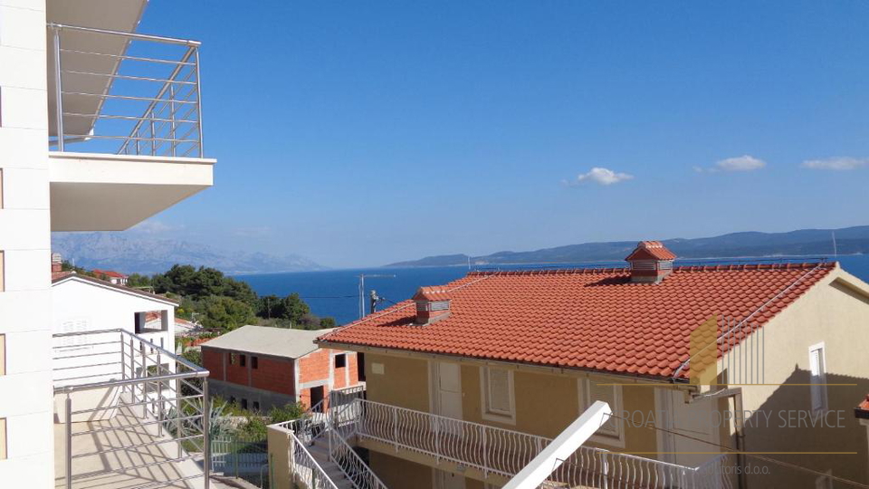 Investimento con vista mare: Casa con appartamenti a Lokva Rogoznica, a 250 m dalla spiaggia!