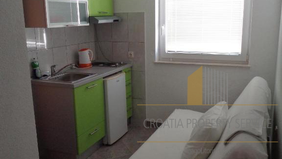 Investimento con vista mare: Casa con appartamenti a Lokva Rogoznica, a 250 m dalla spiaggia!
