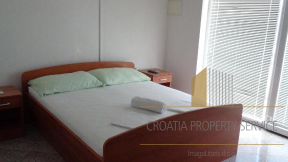 Investimento con vista mare: Casa con appartamenti a Lokva Rogoznica, a 250 m dalla spiaggia!