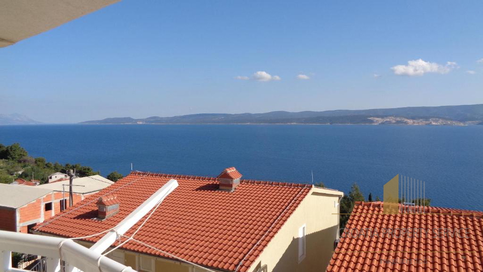 Investimento con vista mare: Casa con appartamenti a Lokva Rogoznica, a 250 m dalla spiaggia!