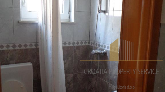 Investimento con vista mare: Casa con appartamenti a Lokva Rogoznica, a 250 m dalla spiaggia!