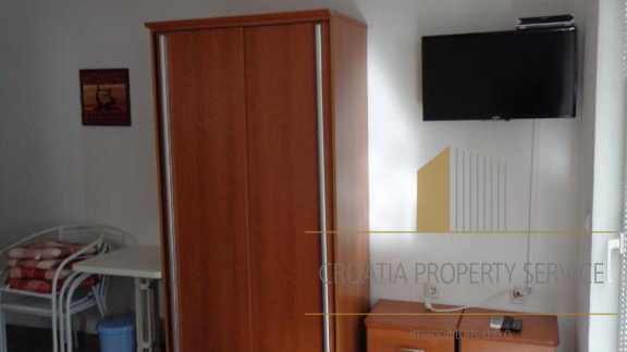 Investimento con vista mare: Casa con appartamenti a Lokva Rogoznica, a 250 m dalla spiaggia!