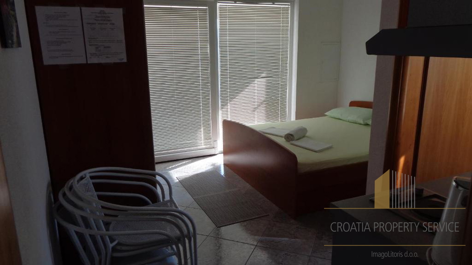 Investimento con vista mare: Casa con appartamenti a Lokva Rogoznica, a 250 m dalla spiaggia!
