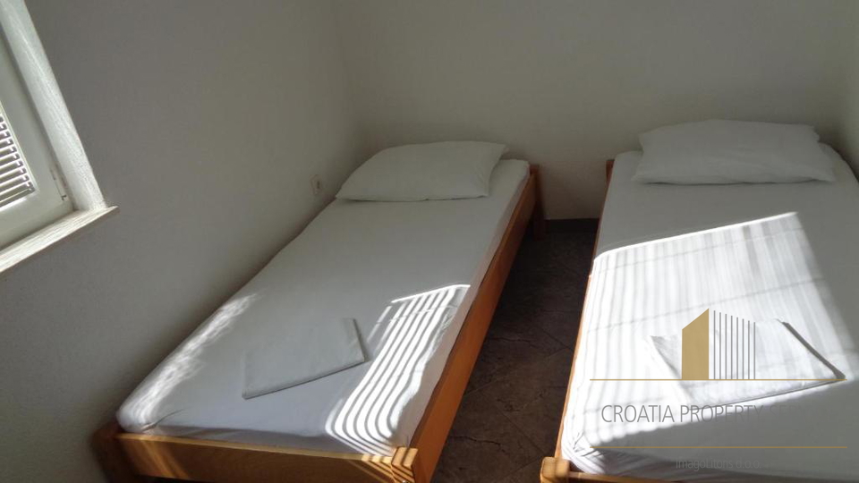 Investimento con vista mare: Casa con appartamenti a Lokva Rogoznica, a 250 m dalla spiaggia!