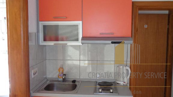 Investimento con vista mare: Casa con appartamenti a Lokva Rogoznica, a 250 m dalla spiaggia!