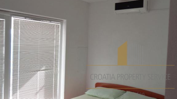 Investimento con vista mare: Casa con appartamenti a Lokva Rogoznica, a 250 m dalla spiaggia!