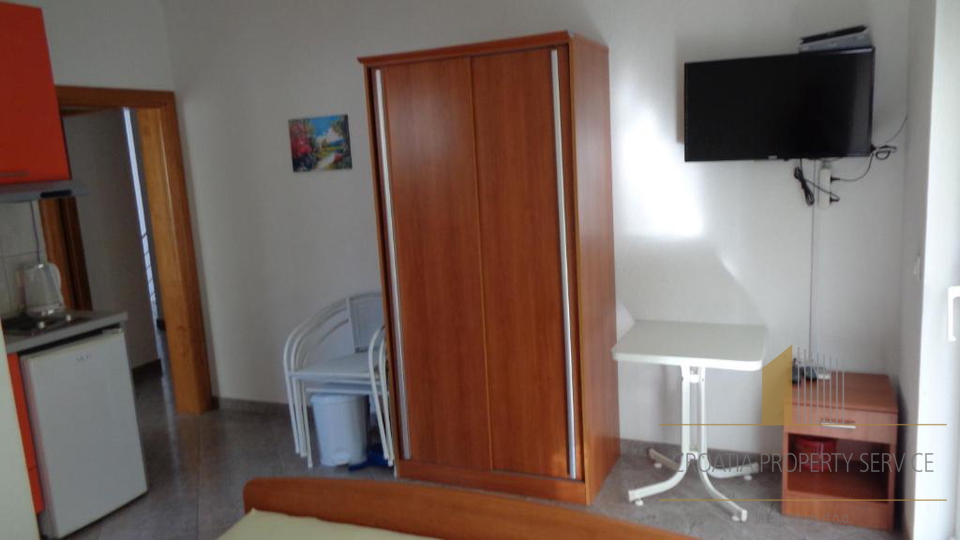 Investimento con vista mare: Casa con appartamenti a Lokva Rogoznica, a 250 m dalla spiaggia!
