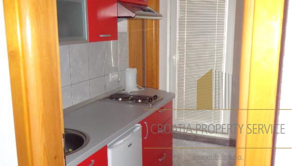 Investimento con vista mare: Casa con appartamenti a Lokva Rogoznica, a 250 m dalla spiaggia!