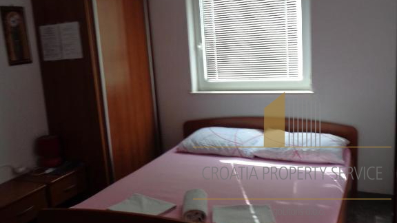 Investimento con vista mare: Casa con appartamenti a Lokva Rogoznica, a 250 m dalla spiaggia!