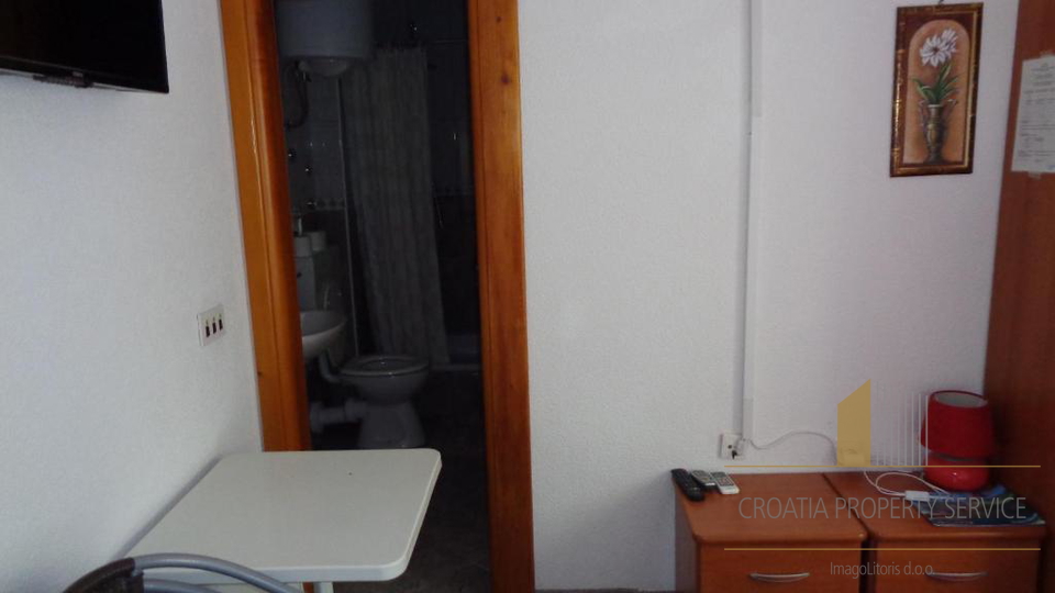 Investimento con vista mare: Casa con appartamenti a Lokva Rogoznica, a 250 m dalla spiaggia!